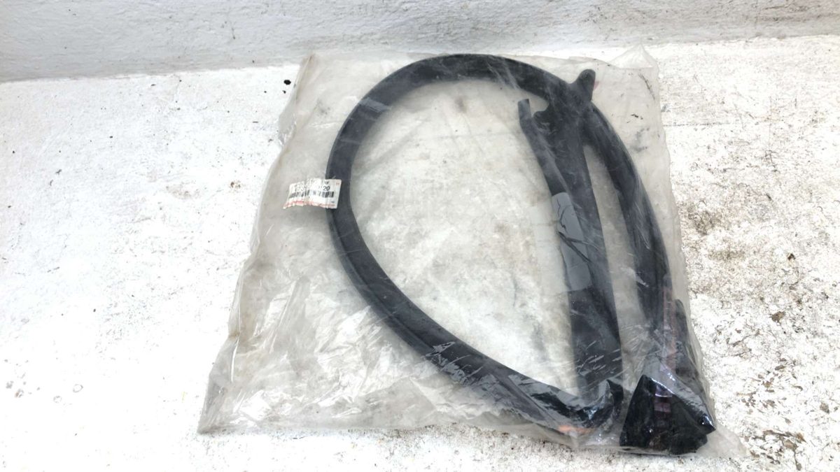 2003 Toyota Celica Passenger Right Roof Side Rail Weatherstrip Seal Oem