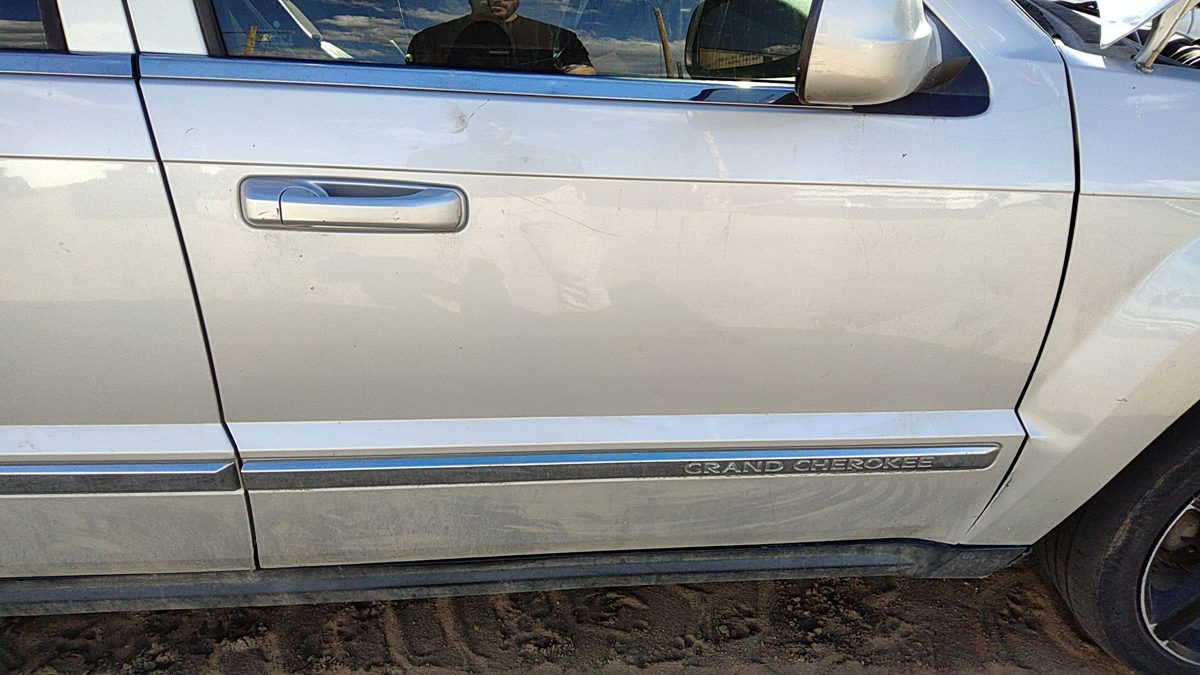 2008 Jeep Grand Cherokee Front Door