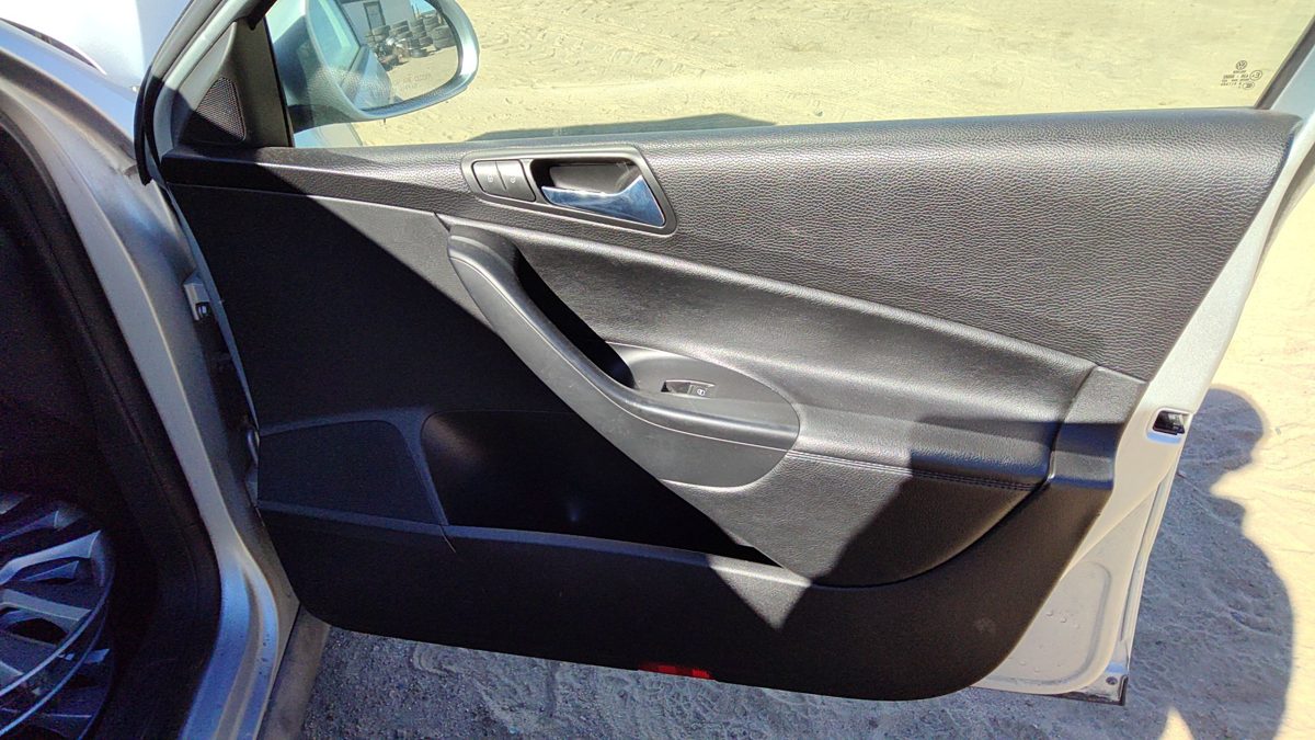 2007-2010 Vw Passat Passenger Right Front Door Trim Panel With Switches Qq Black