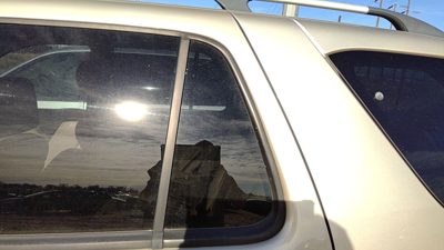 1998-2005 Mercedes Ml350 Driver Left Rear Vent Window Back Door Glass With Frame