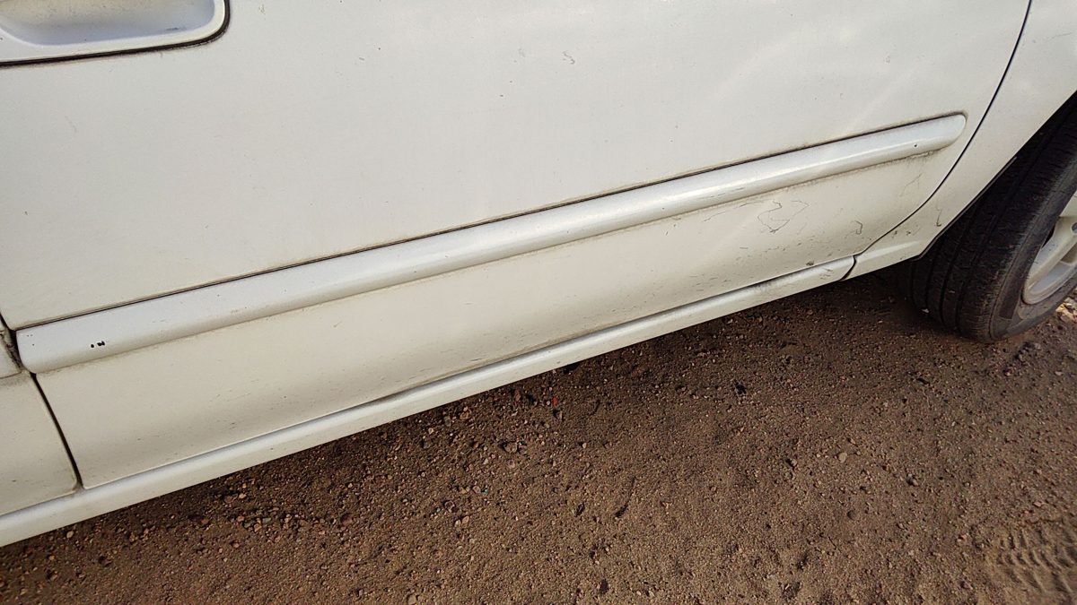 00-02 Sentra Passenger Right Front Moulding From Door Trim Strip White Qm1
