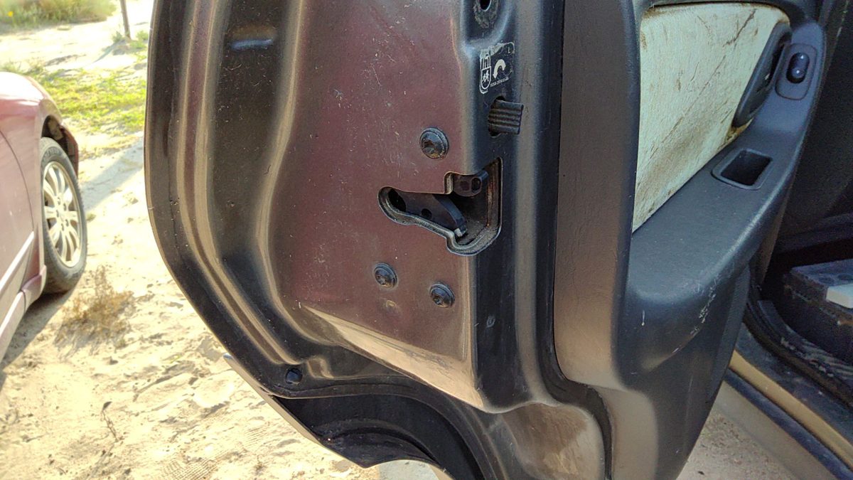 2001-2005 Mazda Tribute Driver Left Rear Door Latch With Rods/cables Oem Back