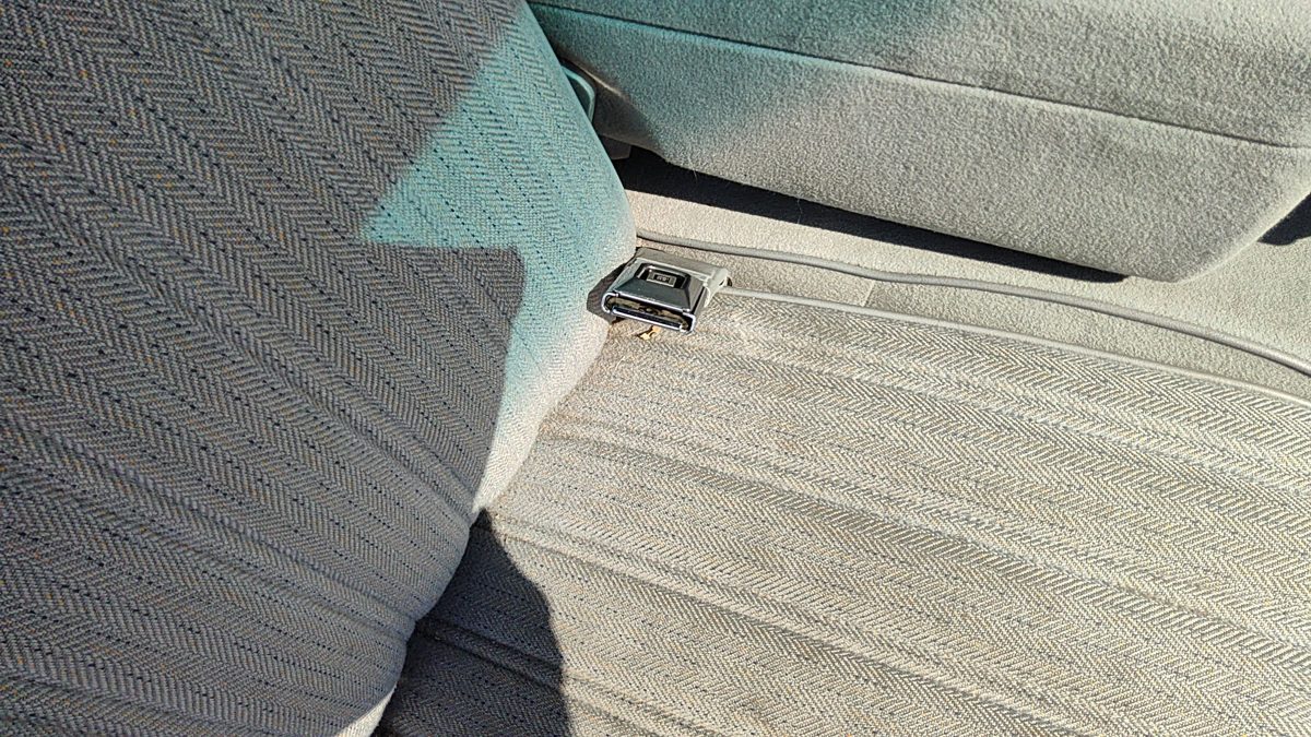 1990 Olds 88 Passenger Right Front Seat Belt Buckle Receiver Oem Gray