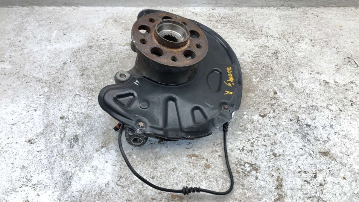 08-15 C300 Passenger Right Front Spindle Steering Knuckle With Wheel Hub