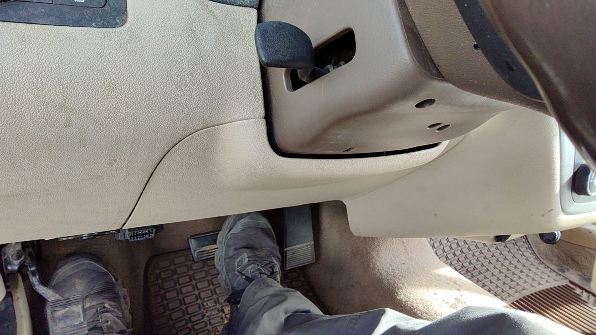 06-16 Chevy Impala Lower Dash Under Column Knee Bolster Trim Panel Neutral 52C