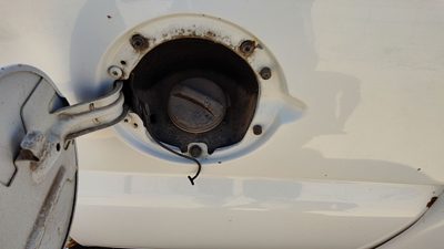 2004-2007 Sierra 1500 Hd Fuel Filler Neck Assembly With Gas Cap Oem 15289908