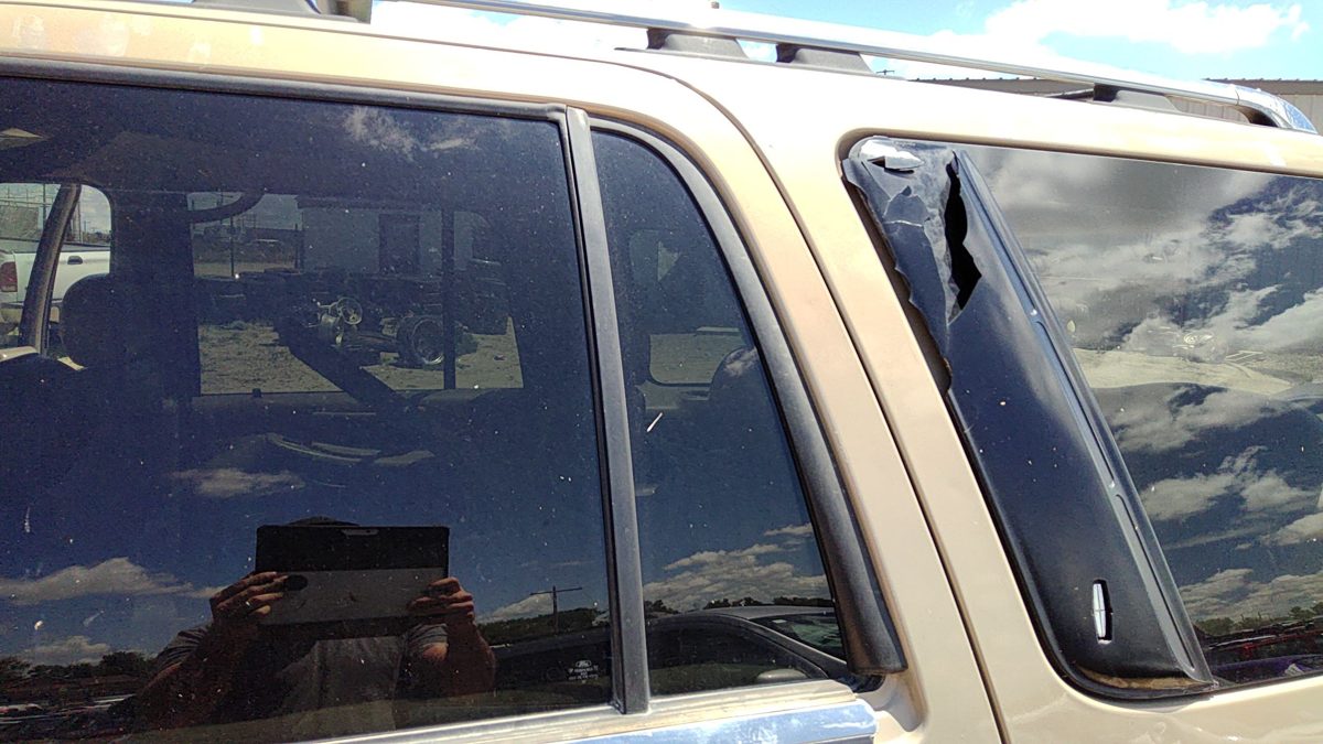 98-02 Lincoln Navigator Driver Left Rear Vent Window Back Door Glass With Frame