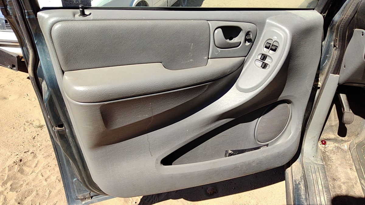 04-07 Caravan Driver Left Front Door Trim Panel With Master Switch Slate Gray D5