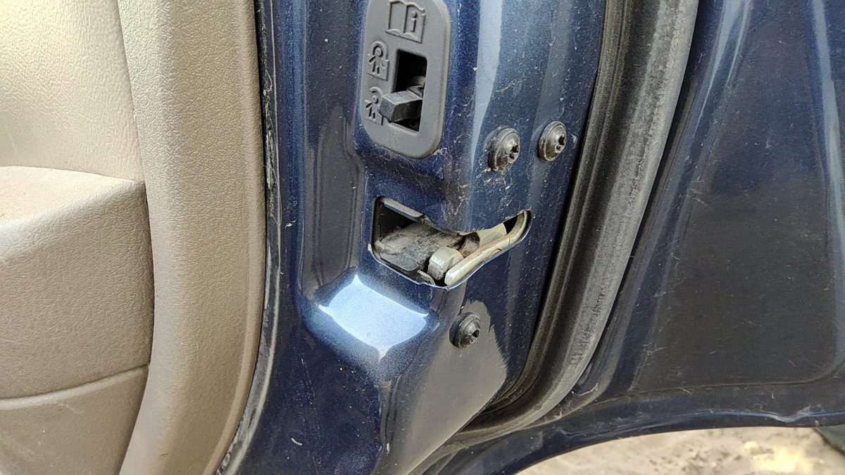2002-2005 Ford Explorer Passenger Right Rear Door Latch With Rods/Cables Back