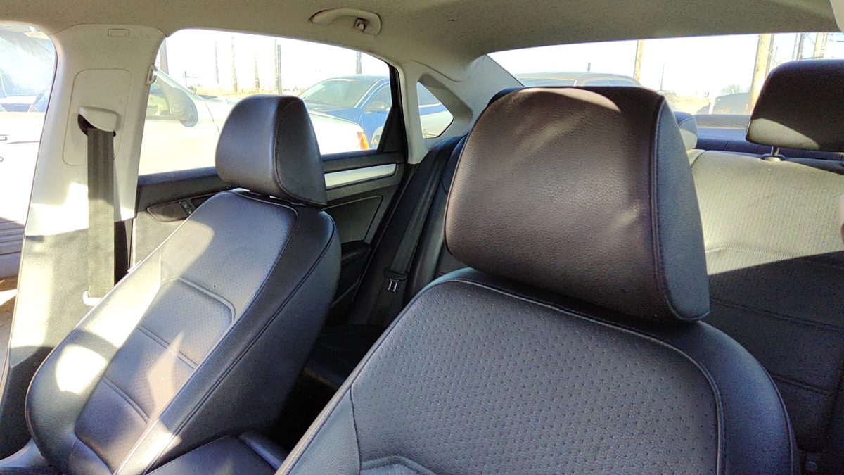 2012-2013 Vw Passat Pair Of Front Headrests Oem Left Right Set Seat