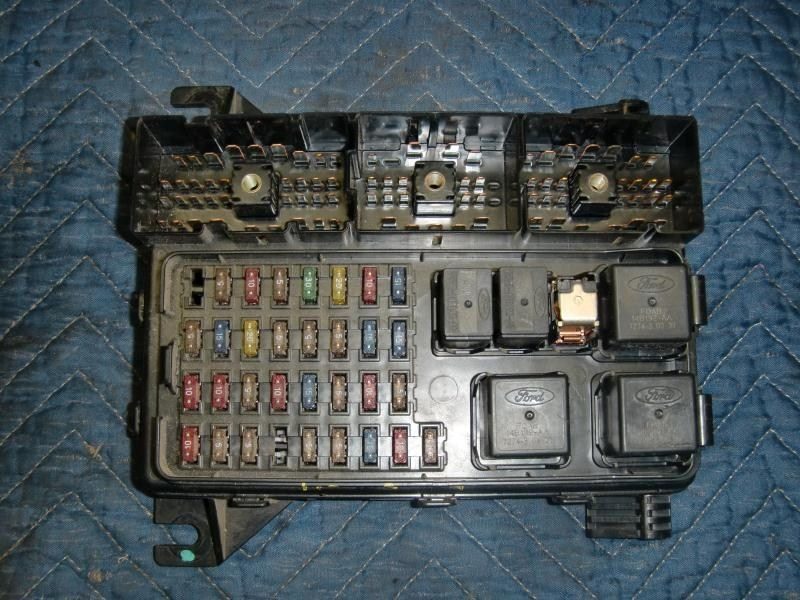 1998 Ford Taurus 3.0L Ohv Engine Fuse Box Under Hood Power Distribution Center