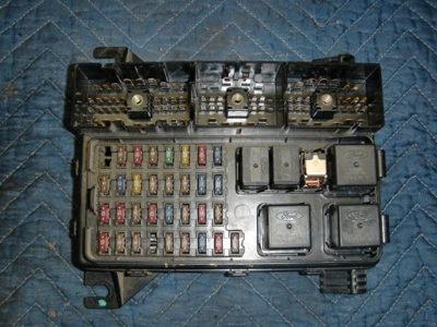 1998 Ford Taurus 3.0L Ohv Engine Fuse Box Under Hood Power Distribution Center
