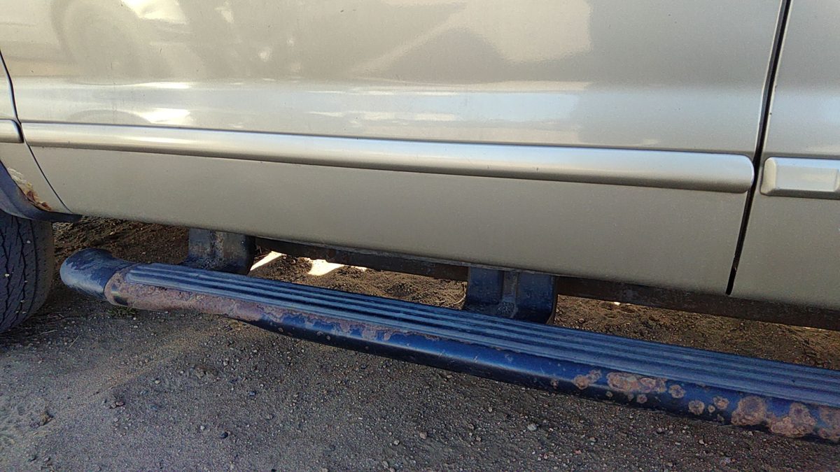 02-10 Explorer Driver Left Front Moulding From Door Trim Strip B2 Harvest Gold