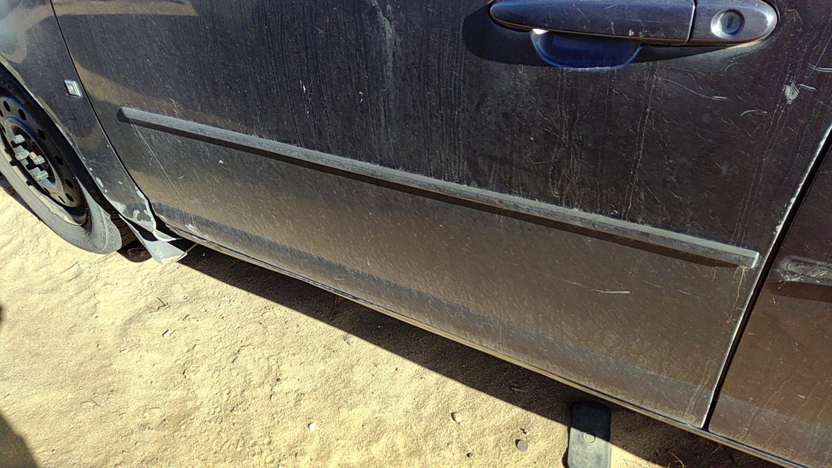 2005-2006 Chevy Cobalt Driver Left Front Moulding From Door Trim Strip Blue 84U