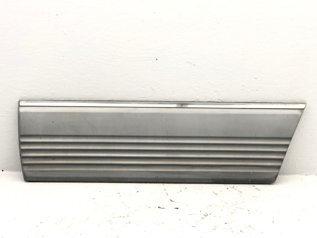 1981-1985 Mercedes 300Sd Driver Left Rear Lower Door Moulding Only 1267300805