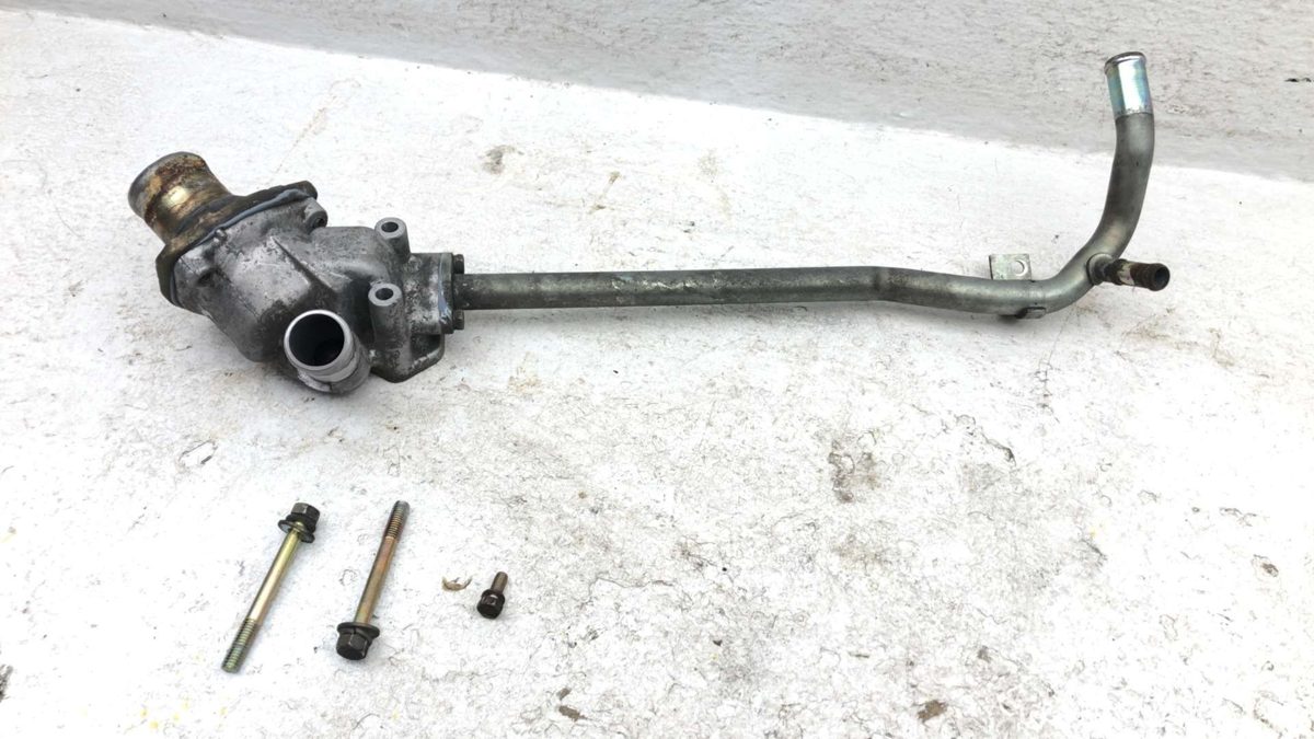 2004 Nissan Xterra Thermostat Housing Assembly Coolant Tube Pipe Elbow Bolts