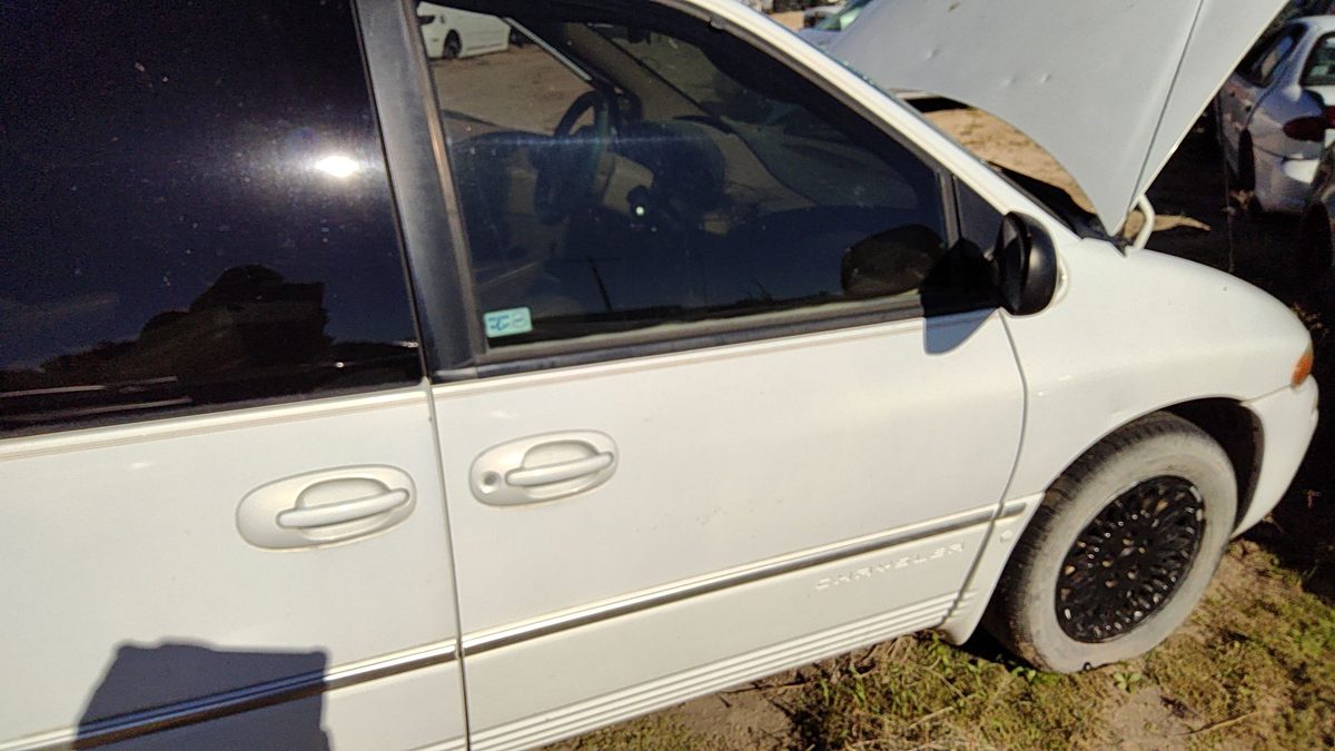 1998 Chrysler Town Cntry Front Door