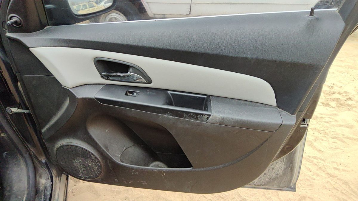 2011 Chevy Cruze Front Door Trim Panel