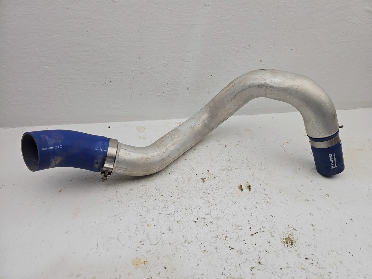 04 Silverado 2500 Passenger Cold Side Intercooler Pipe 6.6L Duramax 15743615
