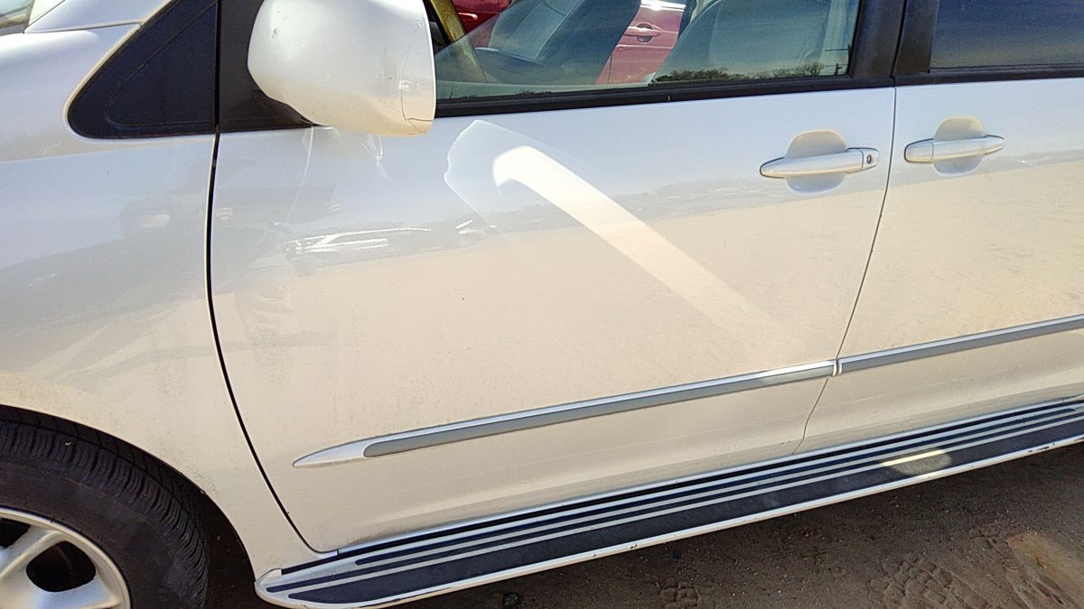 2004 Toyota Sienna Front Door