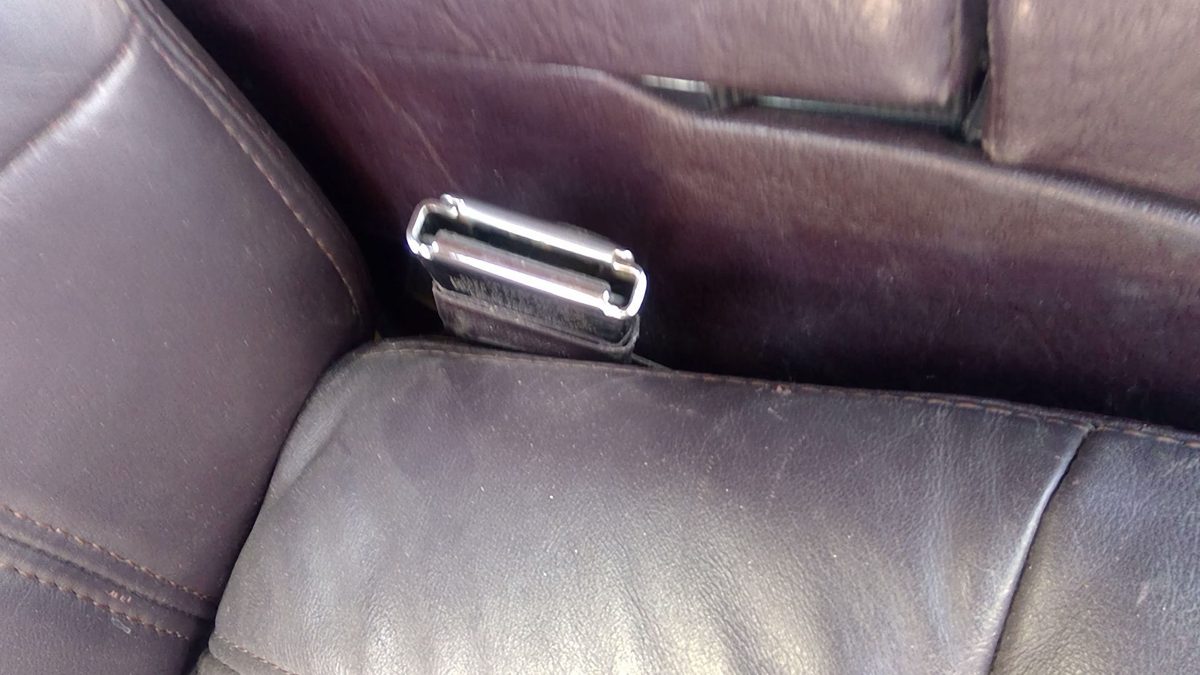 93 Cadillac Fleetwood Passenger Right Front Seat Belt Buckle Receiver Maroon