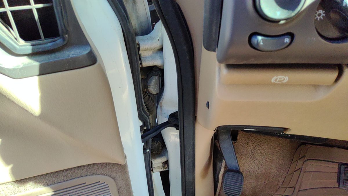 1998 Chrysler Town Cntry Front Door Hinge