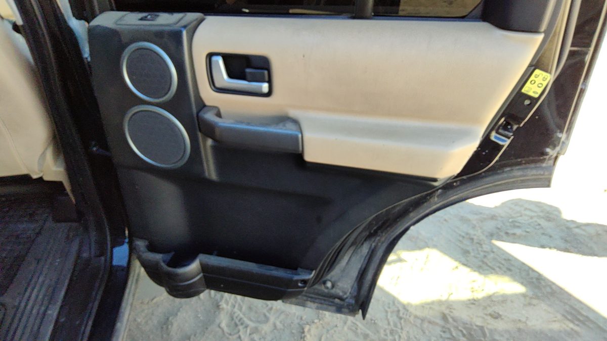 05-09 Land Rover Lr3 Passenger Right Rear Inside Door Trim Panel Switches Back