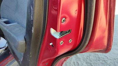 03-04 Mitsubishi Outlander Passenger Right Rear Door Latch With Rods/Cables Back