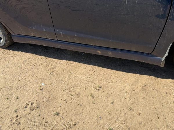 03-08 Matrix Passenger Right Lower Rocker Panel Moulding Side Skirt Indigo Ink — photo 1