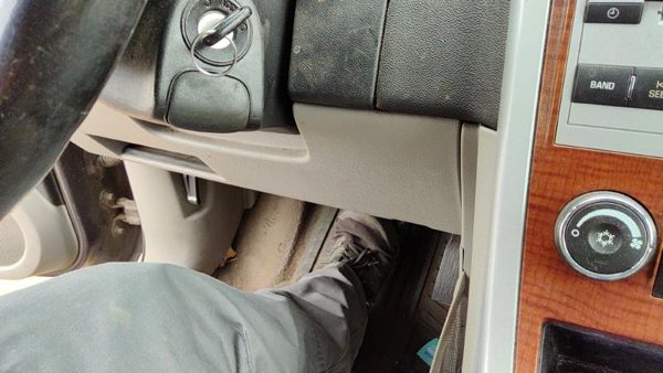 2007-2009 Chevy Equinox Lower Dash Under Column Knee Bolster Trim Panel Gray 142 — photo 4