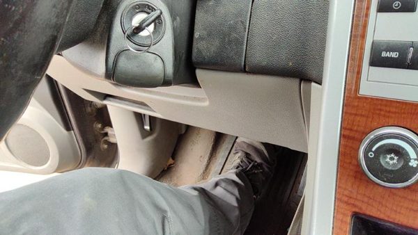 2007-2009 Chevy Equinox Lower Dash Under Column Knee Bolster Trim Panel Gray 142 — photo 5