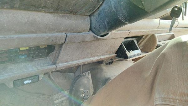 92-94 Chevy Silverado 1500 Lower Dash Under Column Knee Bolster Trim Panel Tan — photo 2