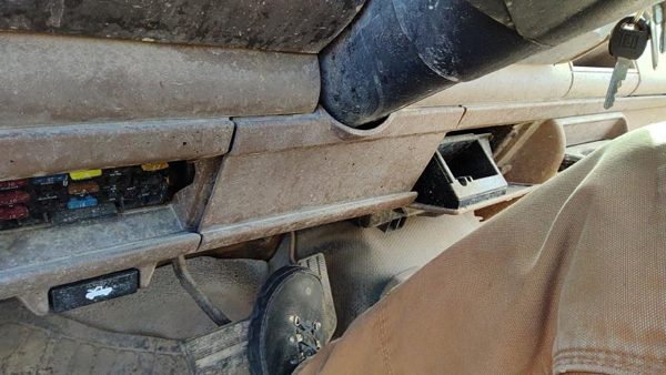 92-94 Chevy Silverado 1500 Lower Dash Under Column Knee Bolster Trim Panel Tan — photo 1