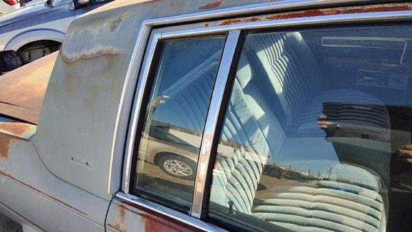 80-84 Deville Sedan Passenger Right Rear Vent Window Back Door Glass With Frame — photo 1