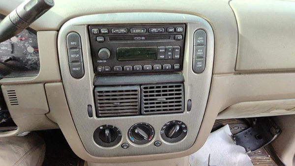 2004-2005 Ford Explorer Trim Bezel Around Radio Surround Dash Panel Oem — photo 2