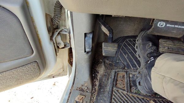 99-06 Chevy Silverado 1500 Driver Left Lower Kick Trim Panel Oem Gray 92D — photo 2