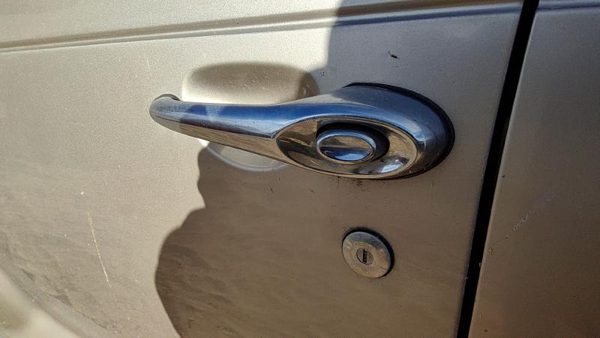 2002 Chrysler PT Cruiser Outside Door Handle LH Pkj Light Almond — photo 3