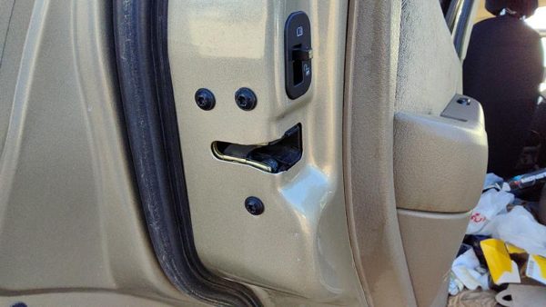 2002-2005 Ford Explorer Driver Left Rear Door Latch With Rods/Cables Oem Back — photo 1