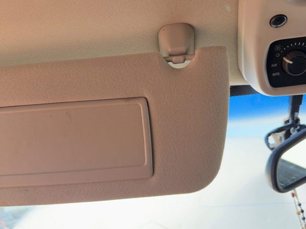 2004-2005 Chevy Suburban 1500 Driver Left Sun Visor Oem Gray 92I 15269592 — photo 3