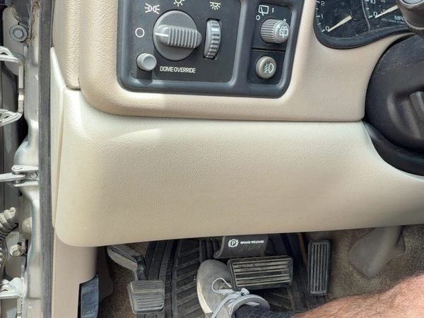 00-02 Chevy Suburban Lower Dash Under Column Knee Bolster Trim Panel Oem Tan 52I — photo 1