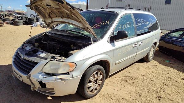 2005 Chrysler Town Cntry — vehicle photo 1