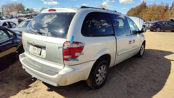 2005 Chrysler Town Cntry — vehicle photo 6