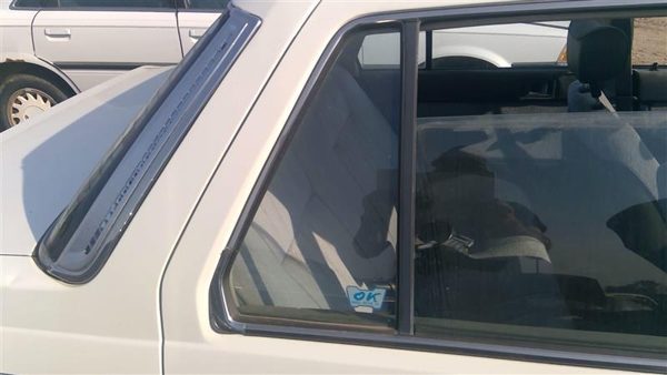 84-87 Civic Passenger Right Rear Vent Window Small Back Door Glass With Frame — photo 2