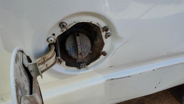 1990-1997 Chevy Silverado 1500 Fuel Filler Neck Assembly With Gas Cap 5.0L 4.3L — photo 4
