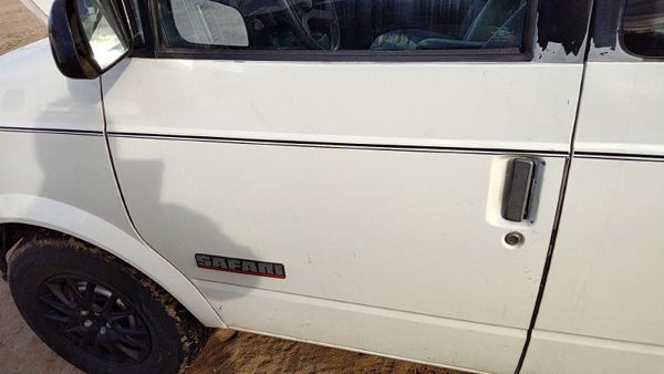 1993 GMC Safari Front Door LH White — photo 3