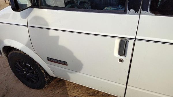 1993 GMC Safari Front Door LH White — photo 2