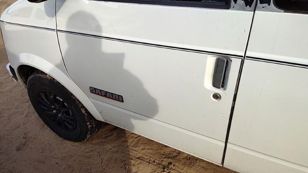 1993 GMC Safari Front Door LH White — photo 1