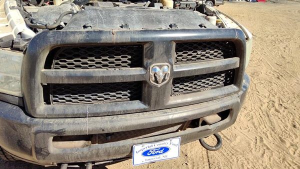 2016 Dodge Ram Grille 4500 Broke — photo 2