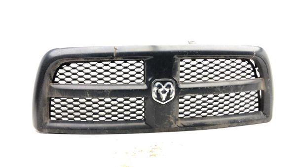 2016 Dodge Ram Grille 4500 Broke — photo 1