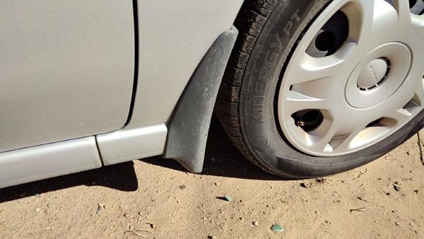 2000-2004 Subaru Legacy Passenger Right Moulding From Fender Oem Mud Flap — photo 1